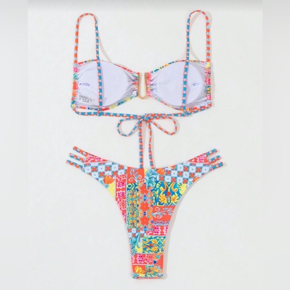 Bikini - Picture 3 of 4